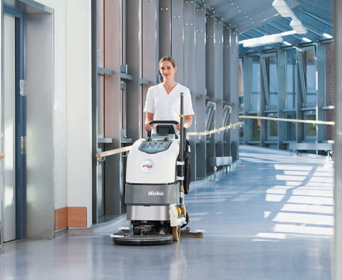 Poliermaschine beim Reinigen in einer Klinik oder Arztpraxis.