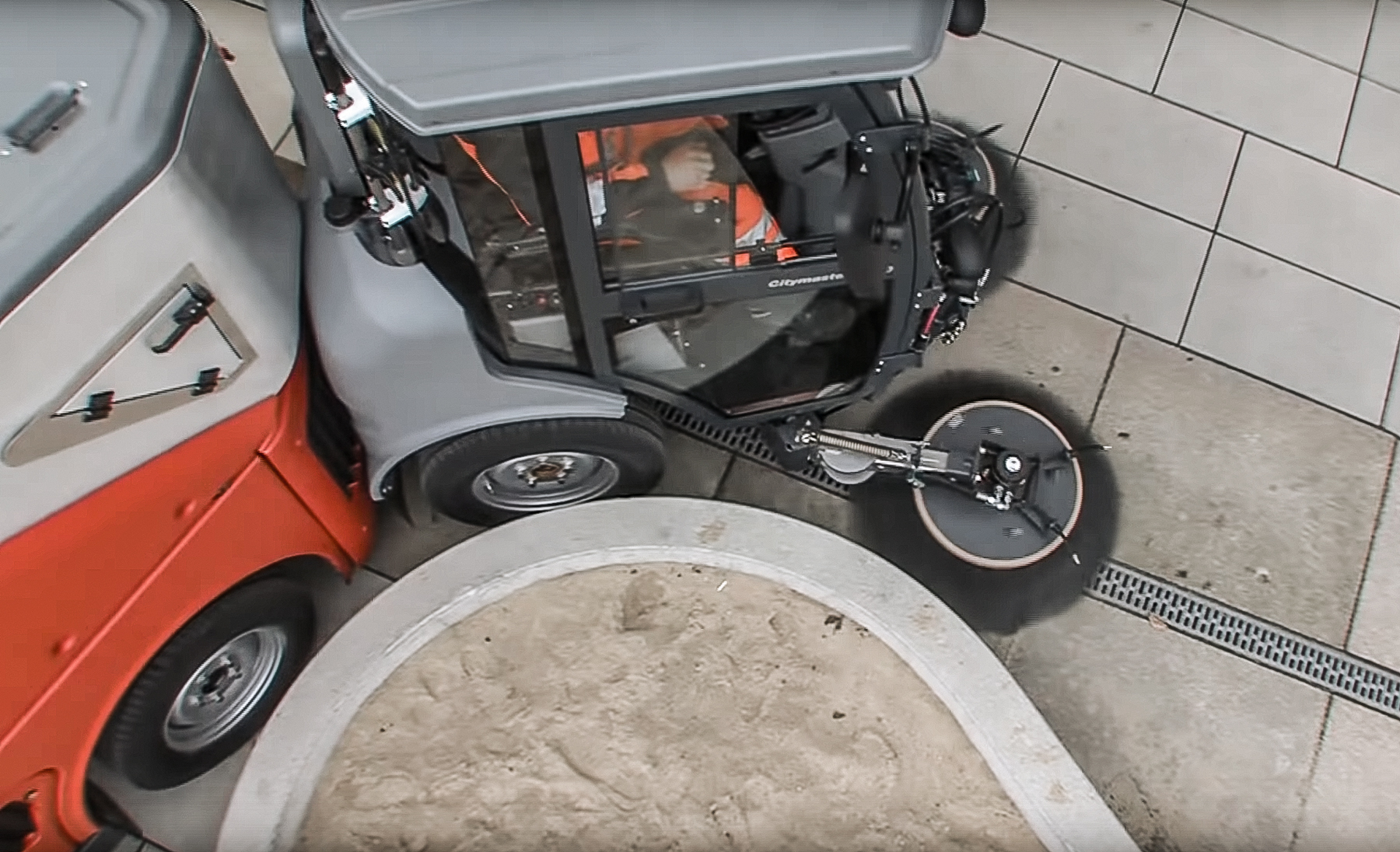 Enge Kurven und präzise Manövrierfähigkeit für städtische Reinigungsarbeiten