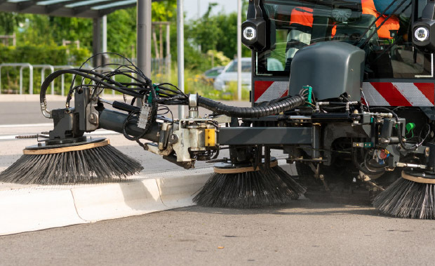 Präzise Rand- und Bordsteinreinigung mit innovativer 3-Besen-Technologie