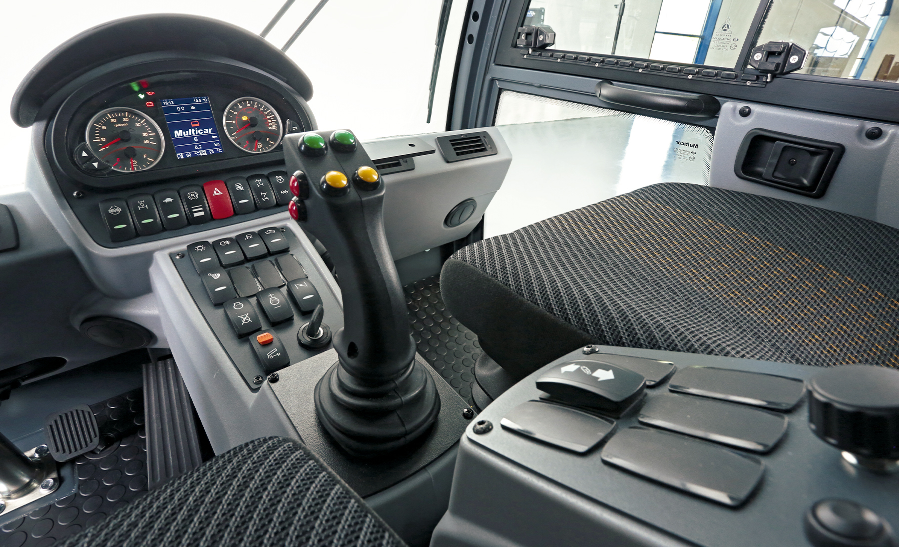 Multicar M31 Cockpit: Präzise Steuerung mit ergonomischem Joystick