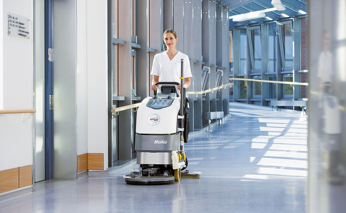 Effiziente Bodenreinigung im Krankenhaus mit innovativer Reinigungsmaschine